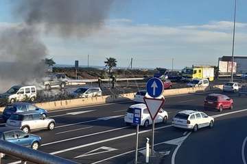 Un todoterreno se incendia en la GC-1 a su paso por Telde/TA.